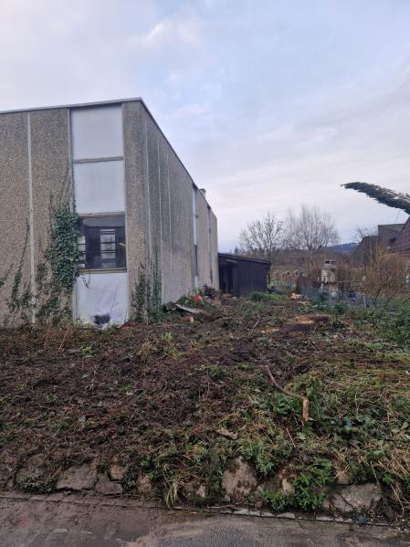 Bauplatzräumung am stehenden Gebäude