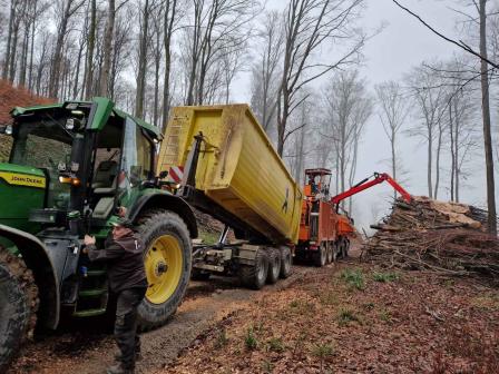 JD mit Hakengerät beim Hackschnitzel-Transport